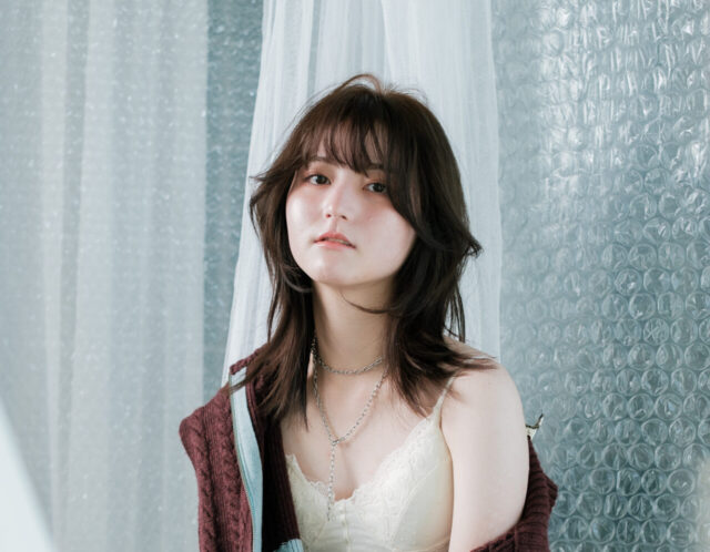 「クセはゆるいけど広がる髪質に悩む方必見：弱酸性縮毛矯正でナチュラルストレートへ」