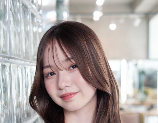 「表面のうねり毛に悩む方必見！サロンケアでつるんとまとまる方法」